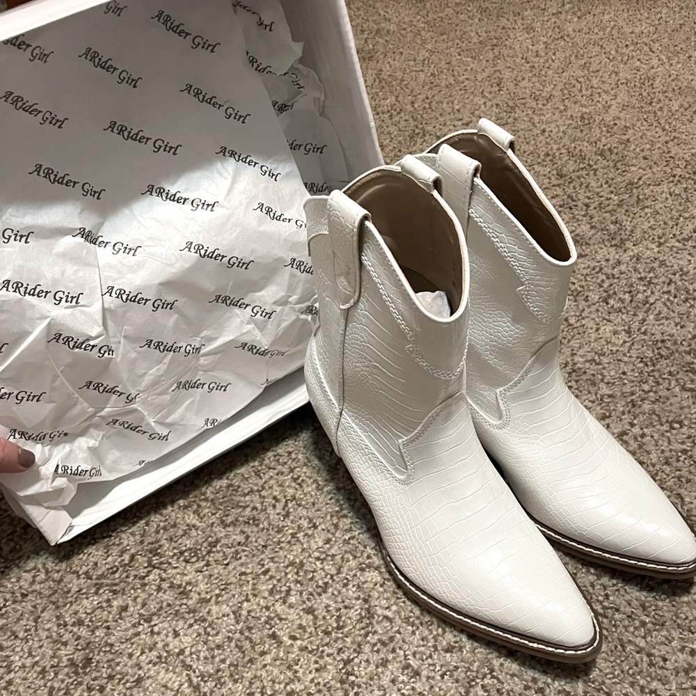 - A rider girl croc bootie heels 💗💕